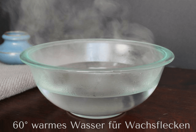 Warmes Wasser zu Entfernung von Wachsflecken