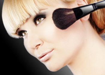 Make-Up-Flecken entfernen