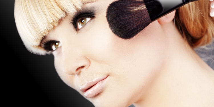 Make-Up-Flecken entfernen