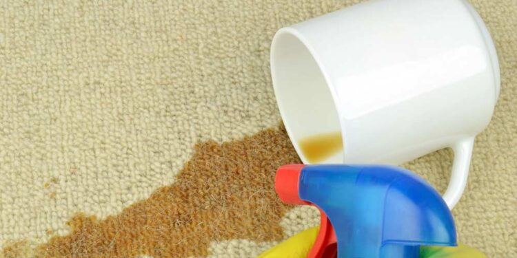 Kaffee- oder Teefleck entfernen (depositphotos.com)