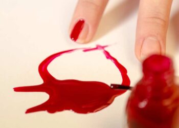 Nagellackflecken entfernen (depositphotos.com)