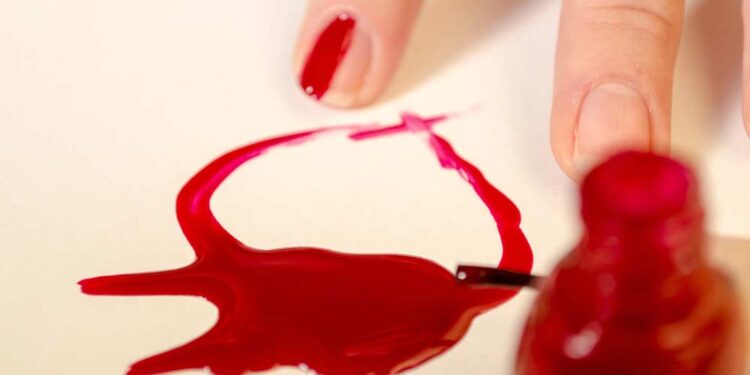 Nagellackflecken entfernen (depositphotos.com)