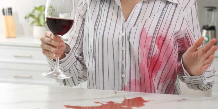 Rotweinflecken entfernen (depositphotos.com)