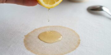 Teeflecken auf Tischdecke entfernen