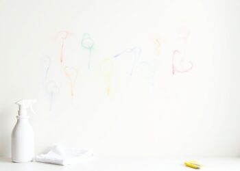 Buntstift von der Wand entfernen – bunte Kreidestriche auf weißer Wand mit Reinigungsmittel