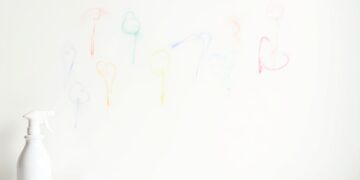 Buntstift von der Wand entfernen – bunte Kreidestriche auf weißer Wand mit Reinigungsmittel