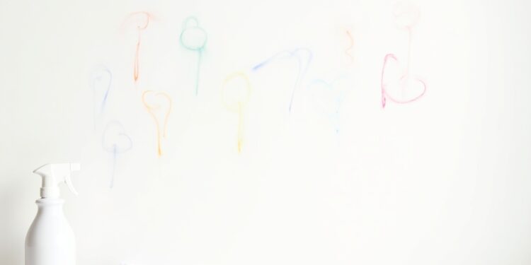 Buntstift von der Wand entfernen – bunte Kreidestriche auf weißer Wand mit Reinigungsmittel
