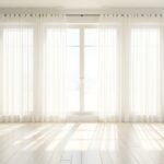 Flecken aus Gardinen entfernen – weiße Gardinen in hellem Wohnzimmer