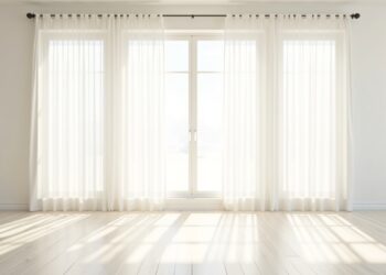Flecken aus Gardinen entfernen – weiße Gardinen in hellem Wohnzimmer