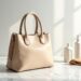 Flecken aus Ledertasche entfernen – helle Ledertasche auf weißem Untergrund