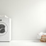Flecken mit der Waschmaschine entfernen – moderner Waschraum mit weißer Waschmaschine