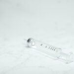 Glasspritze reinigen und desinfizieren – Glasspritze auf hellem Untergrund