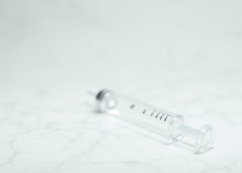 Glasspritze reinigen und desinfizieren – Glasspritze auf hellem Untergrund