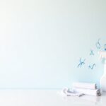 Kugelschreiber von Tapete entfernen – blaue Tintenspuren auf weißer Tapete